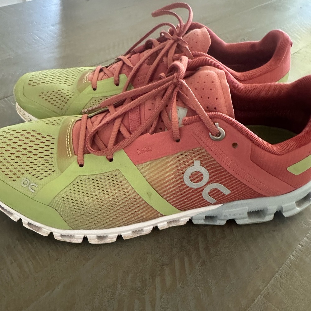 Onclouds 8.5 only worn a few times. MELON/LIME